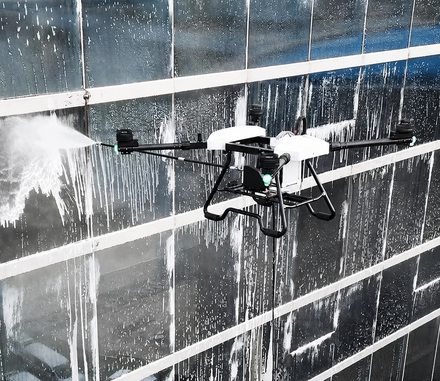 Limpeza de fachada com drone